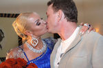 Балерина Анастасия Волочкова и актер Марат Башаров целуются на праздновании 35-летия Анастасии Волочковой в Москве, 2011 год