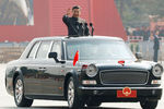 Генеральный секретарь ЦК КПК Си Цзиньпин принимает парад
