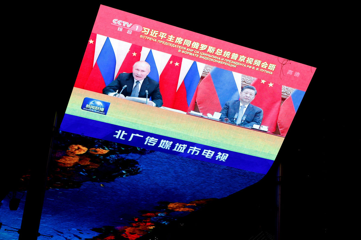 Монитор с трансляцией переговоров в режиме видеоконференции президента РФ Владимира Путина с председателем Китайской Народной Республики Си Цзиньпином в Пекине, 15 декабря 2021 года 