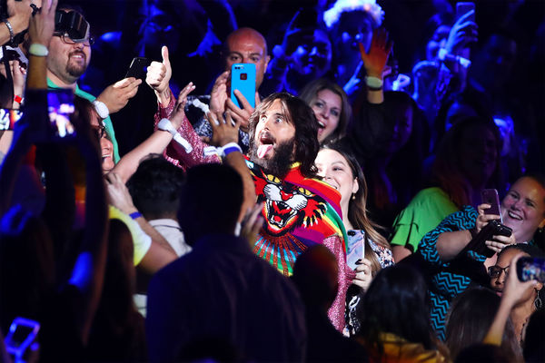 Джаред Лето с фанатами группы Thirty Seconds To Mars во время выступления в Лас-Вегасе, 2017 год
