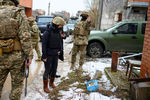 Министр иностранных дел Германии Анналена Бербок во время визита в село Широкино в Донецкой области на юго-востоке Украины, 8 февраля 2022 года