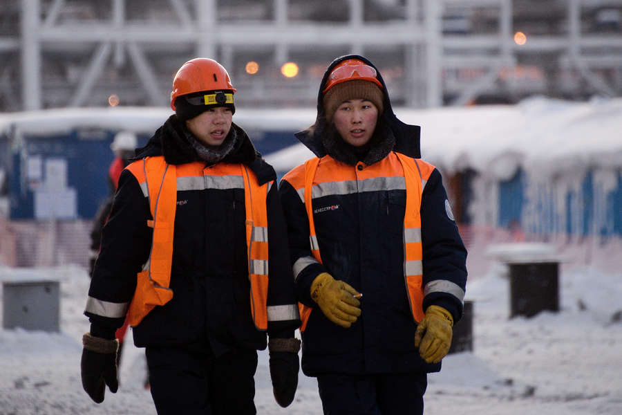 Рабочие на строящемся заводе по производству сжиженного газа «Ямал СПГ», 2017 год