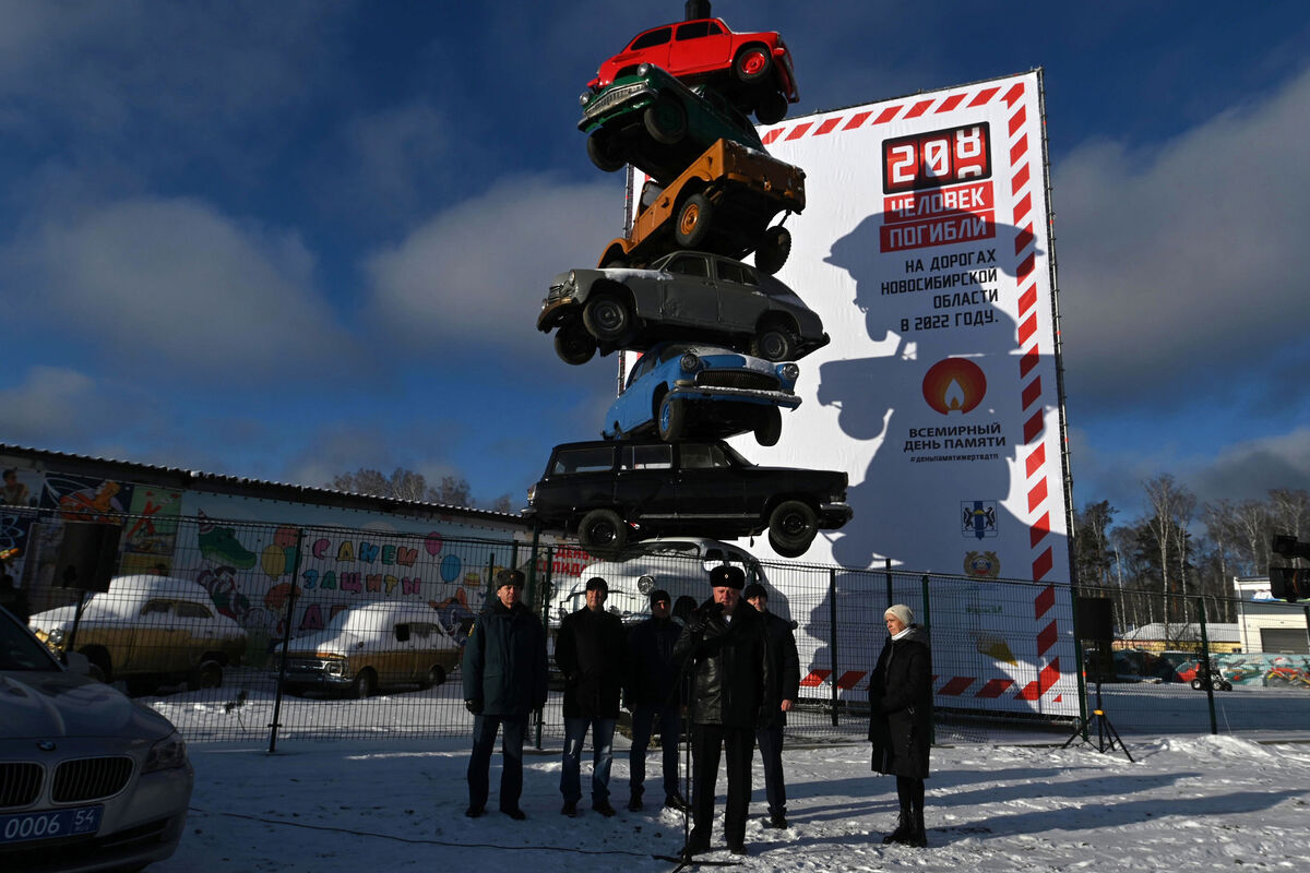 В Новосибирске построили «вавилонскую башню» из автомобилей - Газета.Ru |  Новости