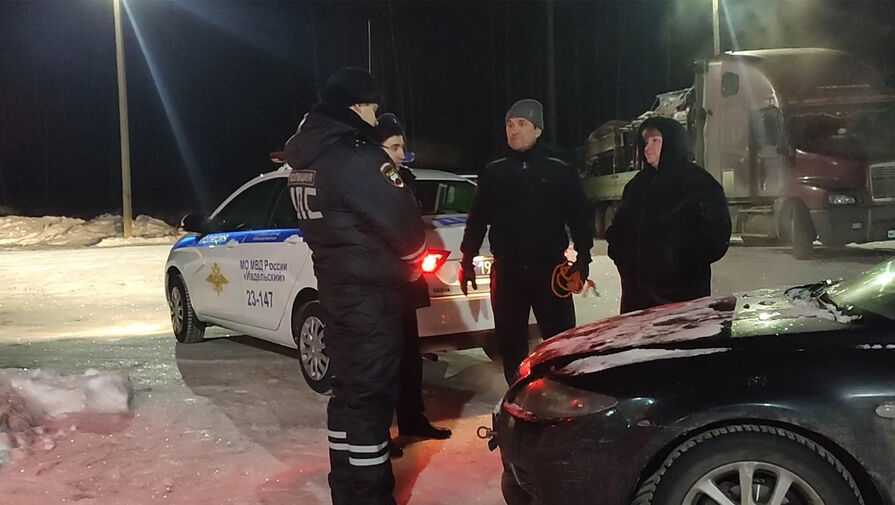 Гаишники спасли замерзавшую в 30-градусный мороз семью из Сургута