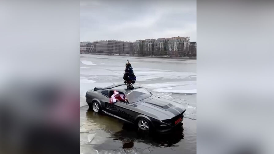 Катер Ford Mustang с елкой застрял на льду Невы