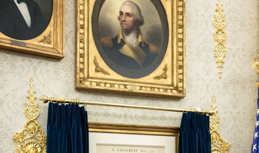 Появилось фото улыбающегося Трампа с Нобелевской премией мира в руках