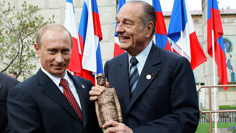 Президент России Владимир Путин и президент Франции Жак Ширак на церемонии открытия памятника генералу Шарлю де Голлю в Москве