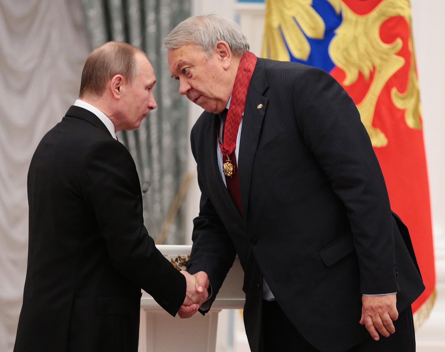 Президент России Владимир Путин и президент Российской академии наук (РАН) Владимир Фортов (слева направо), награжденный орденом «За заслуги перед Отечеством» II степени, во время церемонии вручения государственных наград в Кремле