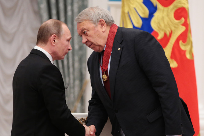 Президент России Владимир Путин и президент Российской академии наук (РАН) Владимир Фортов (слева направо), награжденный орденом «За заслуги перед Отечеством» II степени, во время церемонии вручения государственных наград в Кремле
