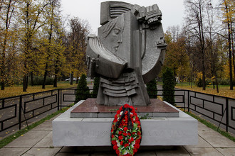 Памятник футбольным болельщикам, погибшим 20 октября 1982 года во время матча между ФК «Спартак» Москва (СССР) и ФК «Хаарлем» (Нидерланды), установленный на БСА «Лужники» в Москве
