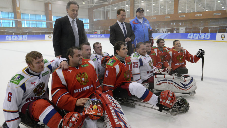 Виталий Мутко и игроки в следж-хоккей