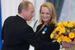 Президент России Владимир Путин вручает Орден Почета певице Ларисе Долиной в Екатерининском зале Кремля, 2005 год