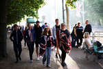 Люди собираются возле улицы Мэлл в честь платинового юбилея королевы Елизаветы, Лондон, 2 июня 2022 года
