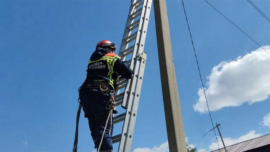 В Саратовской области спасатели сняли со столба убитого током мужчину