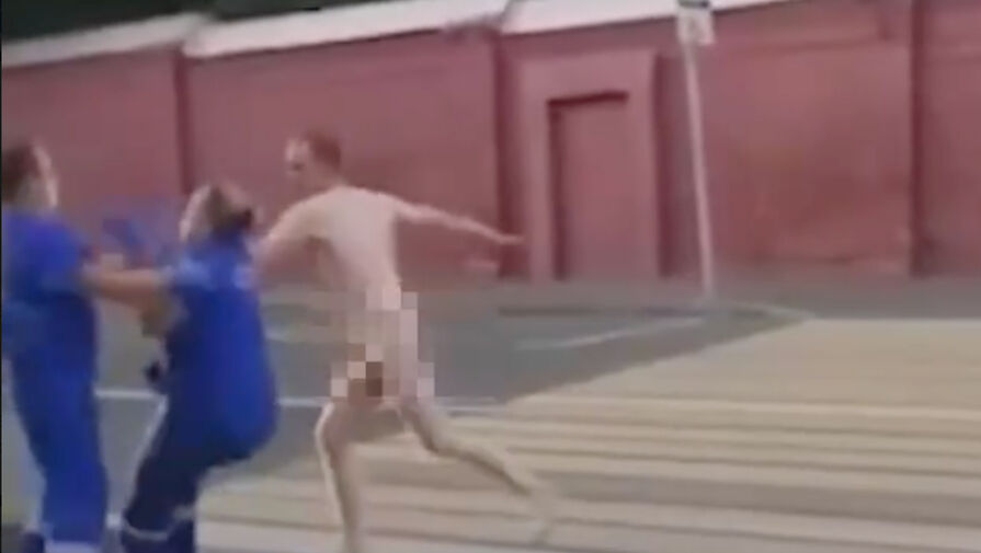 В Москве голый мужчина напал на фельдшеров скорой помощи
