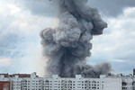 Дым от взрыва на территории Загорского оптико-механического завода в Сергиевом Посаде, 9 августа 2023 года