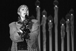 Надежда Бабкина во время концерта «Звездный прибой» в Севастополе, 1993 год