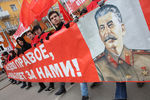Участники шествия КПРФ по Первомайскому проспекту накануне 99-й годовщины Октябрьской социалистической революции