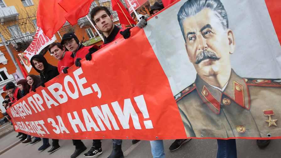 Участники шествия КПРФ по&nbsp;Первомайскому проспекту накануне 99-й годовщины Октябрьской социалистической революции