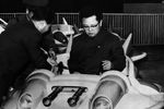 Ким Чен Ир проверяет самолет в парке развлечений в Пхеньяне, 1977 год
