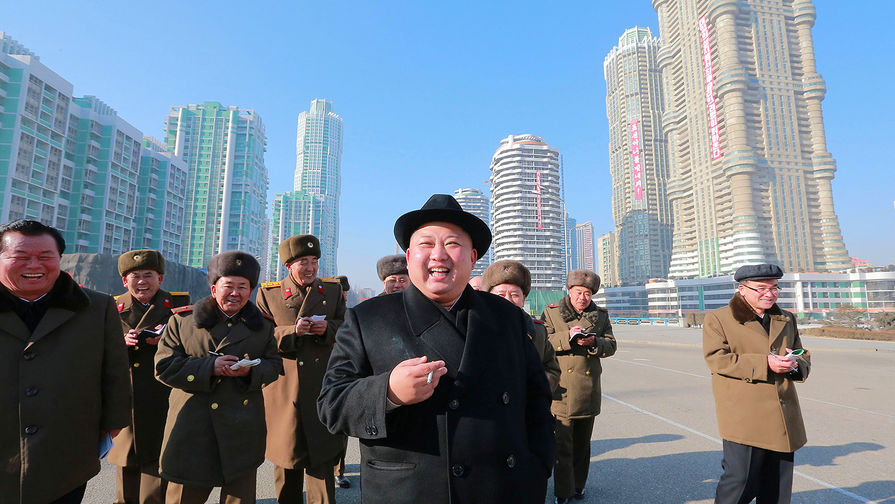 Высший руководитель Северной Кореи Ким Чен Ын во время посещения объектов строящейся улицы Рёмён в&nbsp;Пхеньяне