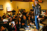 Джон Хантсман выступает перед сторонниками во время своей предвыборной кампании в кафе в городе Хэмпстед, штат Нью-Гемпшир, 2012 год