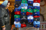 Продажа сувенирных шапок на Арбате в Москве, 23 марта 2017 года