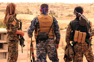 Бойцы «Демократических сил Сирии» (SDF) в сирийском городе Табка, 30 апреля 2017 года