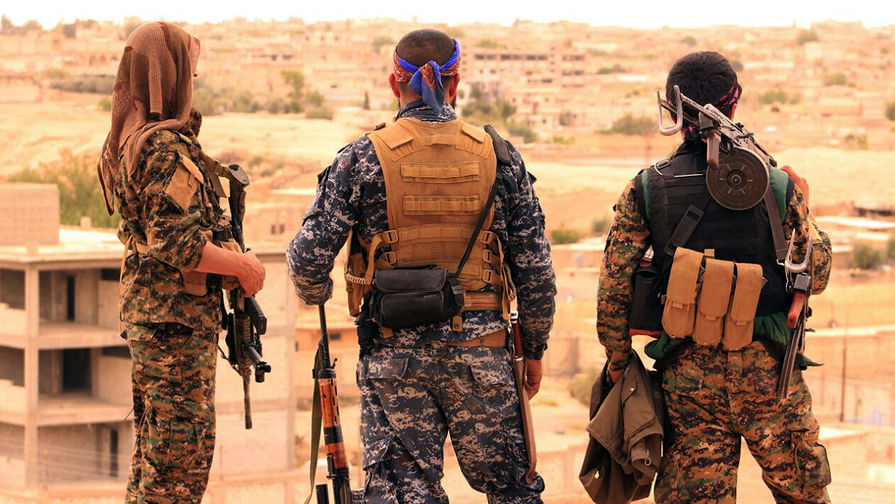 Бойцы «Демократических сил Сирии» (SDF) в сирийском городе Табка, 30 апреля 2017 года