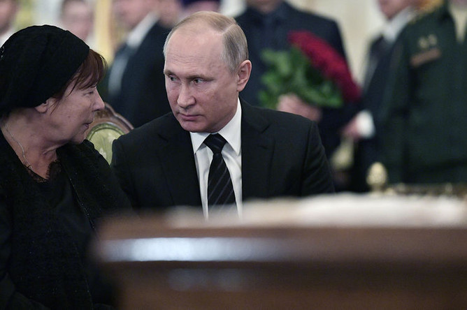 Президент РФ Владимир Путин и вдова С. Говорухина Галина на церемонии прощания с актером, кинорежиссером, сценаристом, продюсером, публицистом, политическим и общественным деятелем, депутатом Государственной Думы РФ, председателем комитета Госдумы по культуре Станиславом Говорухиным в Преображенской церкви храма Христа Спасителя, 16 июня 2018 года