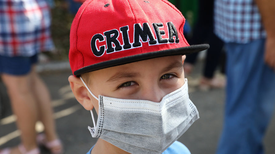 Ребенок в медицинской маске на территории школы №3 города Армянска, 4 сентября 2018 года