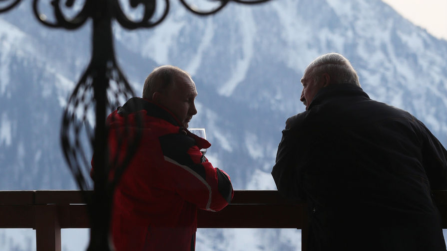 Президент России Владимир Путин и президент Белоруссии Александр Лукашенко (слева) общаются после катания на лыжах в Сочи, 13 февраля 2019 года