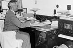 33-й президент США Гарри Трумэн возвращается в США после Потсдамской конференции. На борту крейсера «Аугуста» он получает сообщения по радио о первом атомном ударе по Хиросиме 6 августа 1945 года 