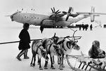 Самолет «АН-22» доставляет из Воркуты в тундру Ямала вагончики-дома, трубоукладчики, технику для строителей, разрабатывающих газовое месторождение, 1972 год