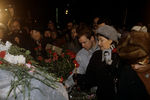 Заместитель председателя Моссовета Сергей Борисович Станкевич (третий справа) возлагает цветы к памятнику жертвам тоталитарного режима, который был установлен на Лубянской площади, недалеко от здания Комитета государственной безопасности СССР, 30 октября 1990 года