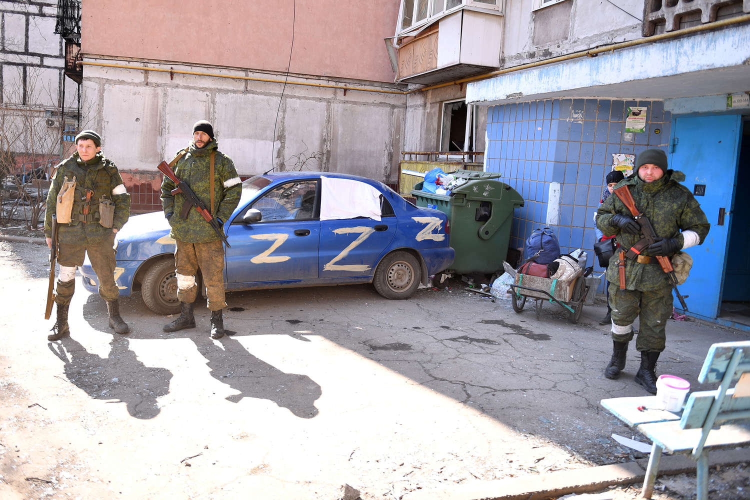 DPR servicemen in the courtyard of a residential building on the outskirts of Mariupol, March 2022