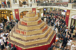 К 110-летию Государственного универсального магазина (ГУМ) был изготовлен торт весом, превышающим 3 тыс. кг, высотой — более 3 м, диаметром у основания — свыше 6 м. Торт поставили на месте знаменитого фонтана ГУМа, и примерно 10 тысяч человек смогли его попробовать, 2003 год