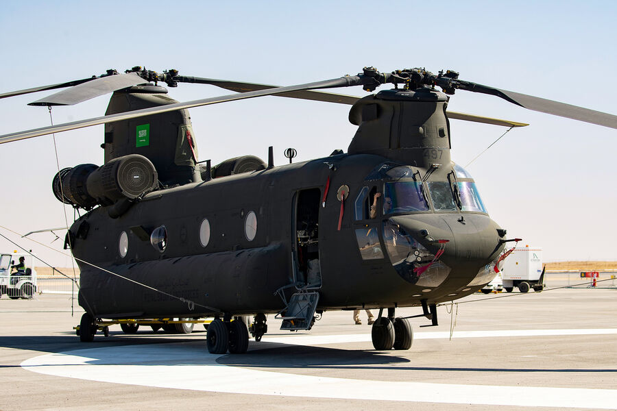 Американский тяжёлый военно-транспортный вертолёт Boeing CH-47 Chinook Королевских Военно-воздушных сил Саудовской Аравии на&nbsp;2-й Всемирной оборонной выставке World Defense Show в&nbsp;Эр-Рияде