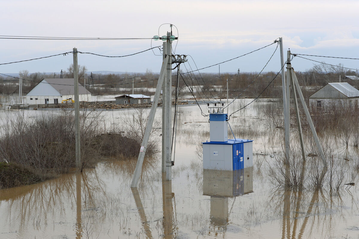 В Орске зафиксировали снижение уровня воды в реке Урал - Газета.Ru | Новости