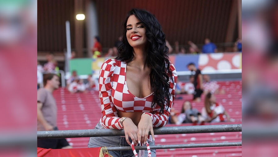 Фанатка сборной Хорватии показала фото в топе с декольте
