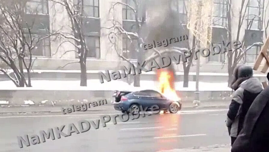 Автомобиль москвича вспыхнул в центре столицы и попал на видео