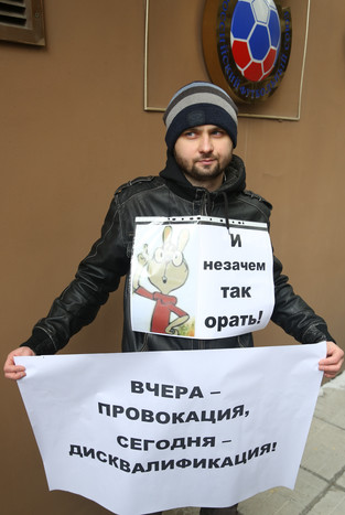 Пикетчик протестует против Рамзана Кадырова, накричавшего на&nbsp;арбитра по&nbsp;стадиону в&nbsp;воскресенье