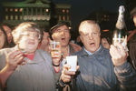 Лидер движения «Демократический союз» Валерия Новодворская отмечает победу президента России 6 октября 1993 года