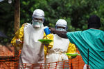 «Врачи без границ» готовятся отнести еду в изолированный лагерь, где находятся зараженные лихорадкой Эбола люди