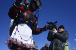 Дайвер в костюме Снегурочки во время погружения в бухте Щитовая