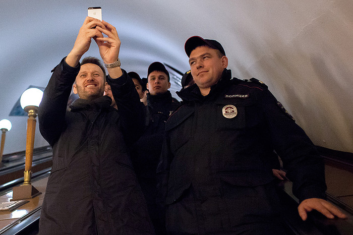 Оппозиционер Алексей Навальный (включен в список террористов и экстремистов) во время задержания на&nbsp;станции метро &laquo;Краснопресненская&raquo;