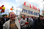 Участники праздничного шествия, приуроченного к годовщине референдума о самоопределении ДНР и ЛНР