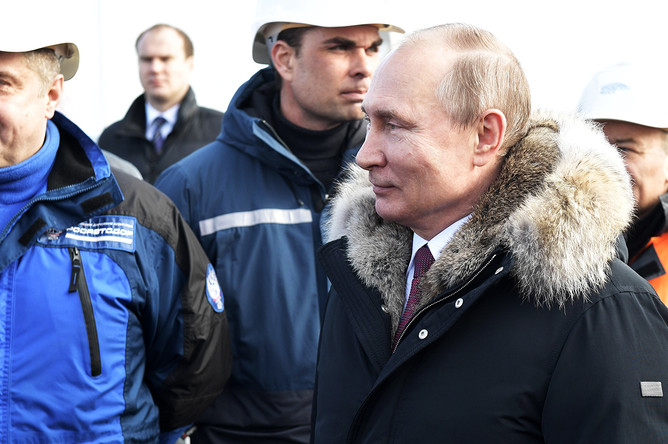 Владимир Путин во время осмотра готового участка автодорожной части Крымского моста через Керченский пролив, 14 марта 2018 года