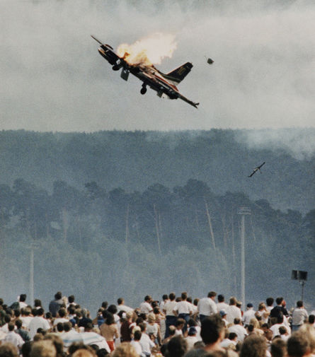 Один из&nbsp;самолетов после столкновения над&nbsp;авиабазой Рамштайн во время авиашоу Flugtag'88, 28 августа 1988 года