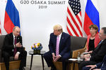 Президент России Владимир Путин и президент США Дональд Трамп во время встречи на полях саммита G20 в Осаке, 28 июня 2019 года 